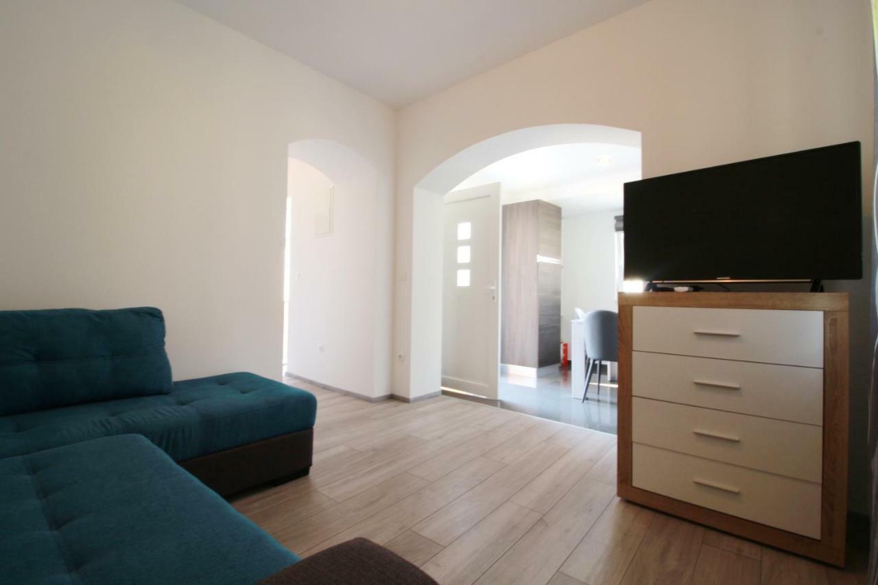 Apartment Sara With Seaview Petrcane Exteriér fotografie
